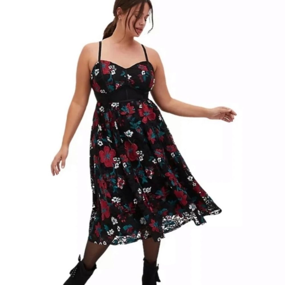 Torrid- s/22  Embroidered Lace Midi Dress
